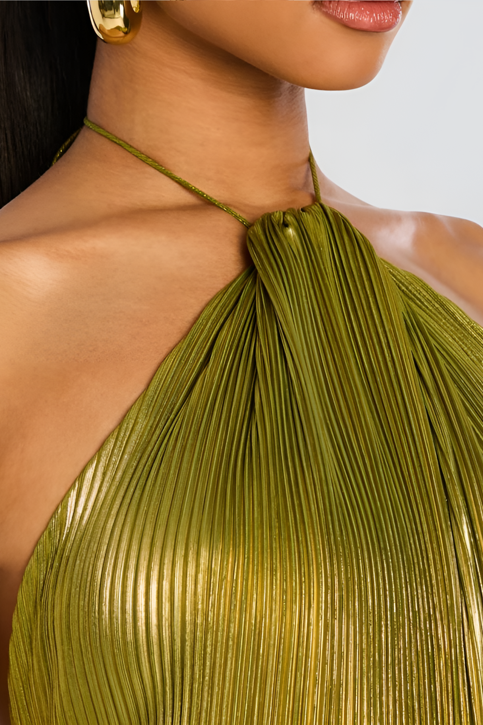 Metallic Halter Maxi Dress with Pleated Design for Evening Events and Formal Occasions